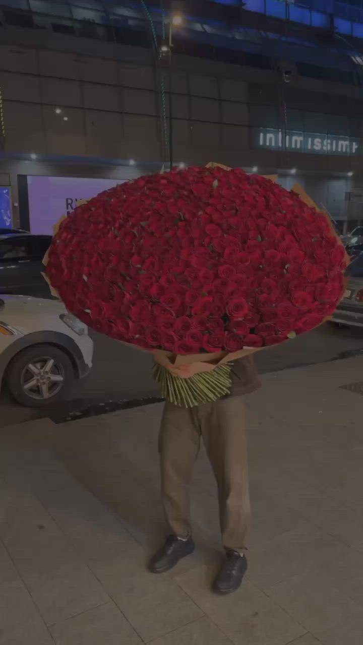Corporate meeting room with carefully timed floral arrangements that maintain elegance throughout business hours